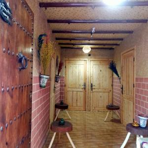 Atlas Haven في إمليل: مدخل مع أبواب خشبية وأواني خشبية