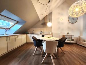 uma cozinha e sala de jantar com mesa e cadeiras em Appart4you em Namur