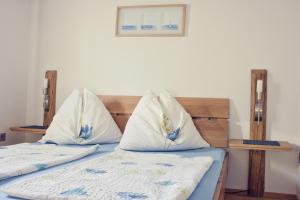 A bed or beds in a room at Winzerhof Agerlhof