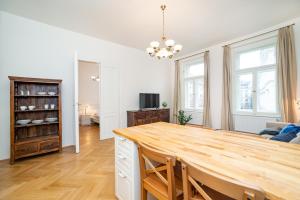 cocina y comedor con mesa de madera en Quiet apartment in the Old Town, en Praga