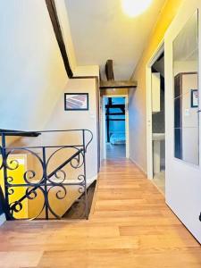 - un couloir avec une table en verre dans une maison dans l'établissement La belle époque, à Laon