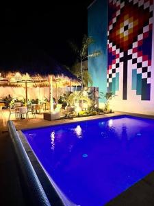 een zwembad in een resort 's nachts bij Alpha D7 in Puerto Vallarta