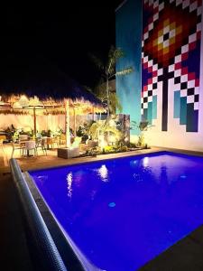 een zwembad in een resort 's nachts bij Alpha D7 in Puerto Vallarta