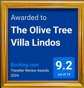 una señal enmarcada para la villa de olivos Lindos en The Olive Tree Villa Lindos, en Lindos