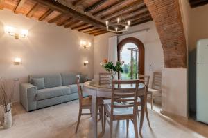 una sala de estar con una mesa y un sofá en Relais Lungagnola, en Casa Lappi