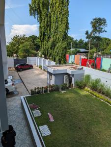 une maison avec une cour dans l'établissement OV HOMES, à Dar es Salaam