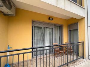 een balkon met 2 stoelen en een tafel bij Apartman Ana in Herceg-Novi