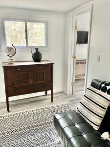 sala de estar con sofá de cuero negro y mesa en Catskills Hideaway w Sauna Minutes from Skiing, en Mount Tremper