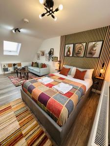 een slaapkamer met een groot bed en een woonkamer bij R5 - Private Studio self contained En-suite Room in Newly renovated house in Birmingham B62 in Quinton