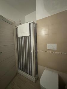 een badkamer met een douche en een toilet. bij Pomezia centro in Pomezia