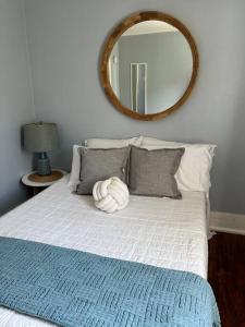 um quarto com uma cama com um espelho na parede em Quaint Cottage w Peloton & Sauna near skiing em Mount Tremper