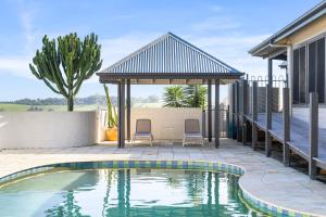 The swimming pool at or close to Byron Bay Hinterland Breeze 2bed & pool