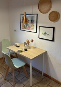 uma mesa de jantar com 2 cadeiras e uma mesa com em Gemütliche Ferienwohnung am Kurpark em Bad Camberg