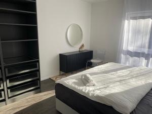 een slaapkamer met een bed, een spiegel en planken bij Valley of Business Frankfurt-West - Apartment Nº2 - Two-Bedroom in Hofheim am Taunus