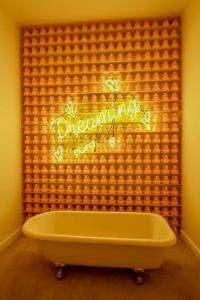 bañera en una habitación con un cartel en la pared en Secrt 3014, en San José