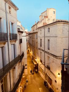 une vue sur une allée située entre deux bâtiments dans l'établissement Grand studio meublé et équipé plein centre, à Montpellier