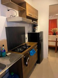 una cucina con fornelli e frigorifero di Departamento En Bahía de Banderas a Conchas Altre 10 foto