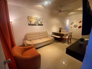 un soggiorno con un divano e un tavolo di Departamento En Bahía de Banderas a Conchas