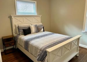 - un lit blanc dans une chambre avec fenêtre dans l'établissement The Mockingbird Nest, à Charlotte