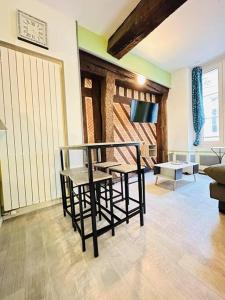 a living room with chairs and a tv and a couch at Le Havre de Paix in Laon