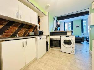 a kitchen with a washer and a washing machine at Le Havre de Paix in Laon