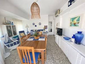een keuken met een eettafel en een woonkamer bij Apartamento familiar a 200m de la playa in Alcossebre
