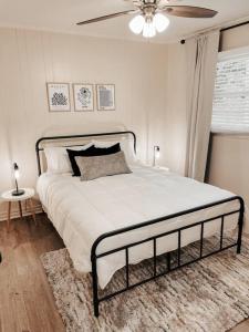um quarto com uma cama grande e uma ventoinha de tecto em Artist's Bungalow - 1/2 mi from Covington Square em Covington