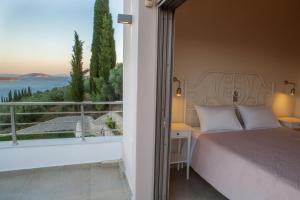 1 dormitorio con cama y vistas al océano en Villa Artemis Nafplion, en Tolo