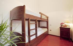 a bunk bed in a room with a table and a plant at Pinus Village Appartamento in Santa Margherita di Pula