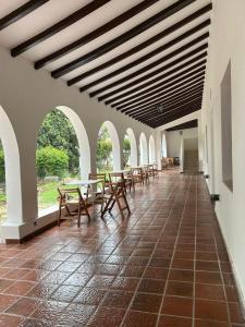 un couloir avec des tables et des chaises dans un bâtiment dans l'établissement La Posta del Jesuita, à Villa Los Aromos