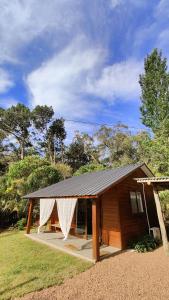 une petite cabine avec une terrasse couverte dans un champ dans l'établissement Las cabañas de macarena, à Punta del Este