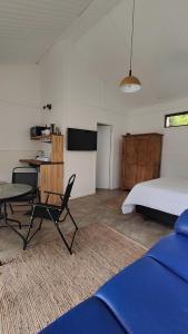 um quarto com uma cama, uma mesa e cadeiras em Las cabañas de macarena em Punta del Este