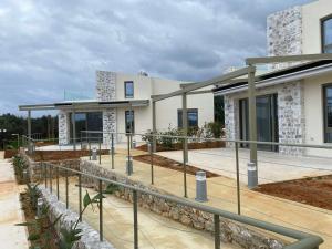 ein Haus mit einem Zaun davor in der Unterkunft Mitos Villas in Gerani Chania