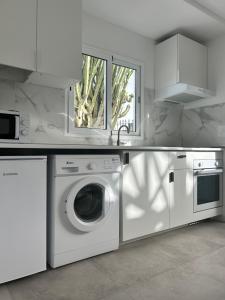 Kuchnia lub aneks kuchenny w obiekcie Apartamentos LlAMAR