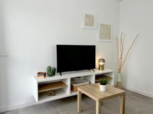 Telewizja i/lub zestaw kina domowego w obiekcie Apartamentos LlAMAR