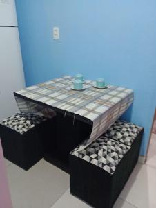 a table with two cups on top of it at Apartamento Acochegante in Manaus