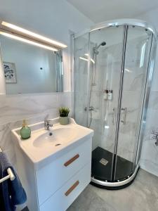 Łazienka w obiekcie Apartamentos LlAMAR
