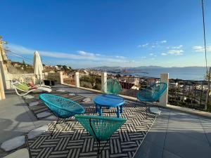 Un patio con sillas y una mesa en el balcón. en Superbe terrasse avec vue panoramique sur la mer, en Marsella