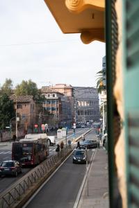 a busy city street with cars and a bus at Colosseo House in Rome
