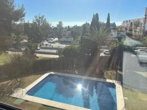 una piscina en el patio de una casa en Sea view lovely apartment near Puerto Banús, en Marbella