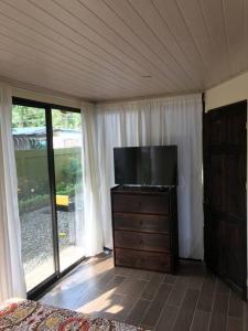 1 dormitorio con cama y vestidor con TV en Casa del Árbol, en Quepos 46 fotos más