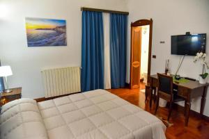 TV a/nebo společenská místnost v ubytování B&B IL CONTE + 37 fotografií