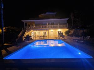 een zwembad voor een huis 's nachts bij Casa Gran Mirador - Ruime vakantie villa met groot privé zwembad 8-14 pers in Alicante