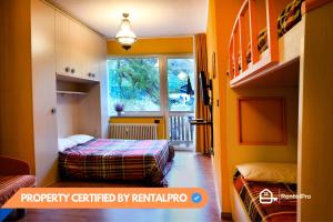 Cette petite chambre comprend 2 lits et une fenêtre. dans l'établissement 5 Minuti da Monterosa Ski, Piccolo Cottage, à Gressoney-La-Trinité