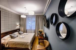 Villa Neve في اوسترزوكي دولن: غرفة نوم مع سرير ومرايا على الحائط