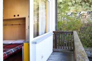 una puerta que conduce a un porche con un banco en 5 Minuti da Monterosa Ski, Piccolo Cottage, en Gressoney-la-Trinité
