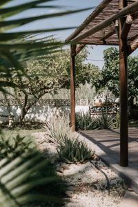 a garden with a wooden pergola and some plants at Villa Soluna in Vélez-Málaga