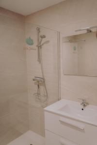 baño blanco con ducha y lavamanos en Villa Soluna en Vélez
