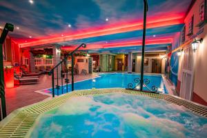 a jacuzzi tub in the middle of a building at Vital- und Wellnesshotel Albblick in Waldachtal