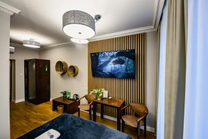 a waiting room with a table and chairs at Villa Neve in Ustrzyki Dolne